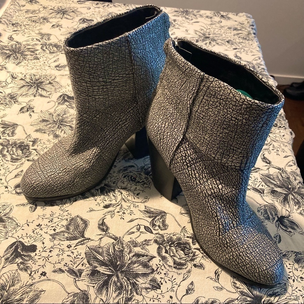 𝅺RAG & BONE Sz 37.5 Newbury Metallic Gunmetal  Crinkled Leather Booties